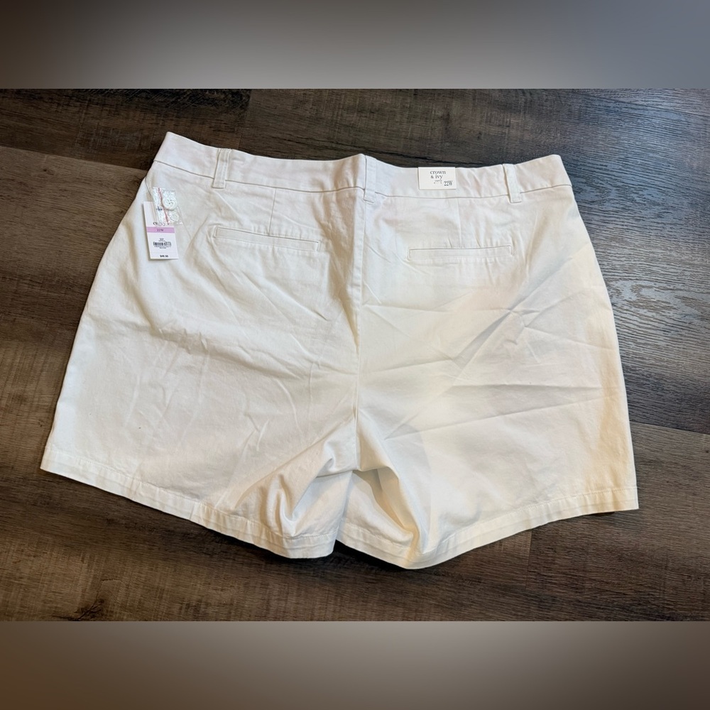 crown & ivy 🆕🆕 Women’s Curvy White Stretch Shorts Size 22 W